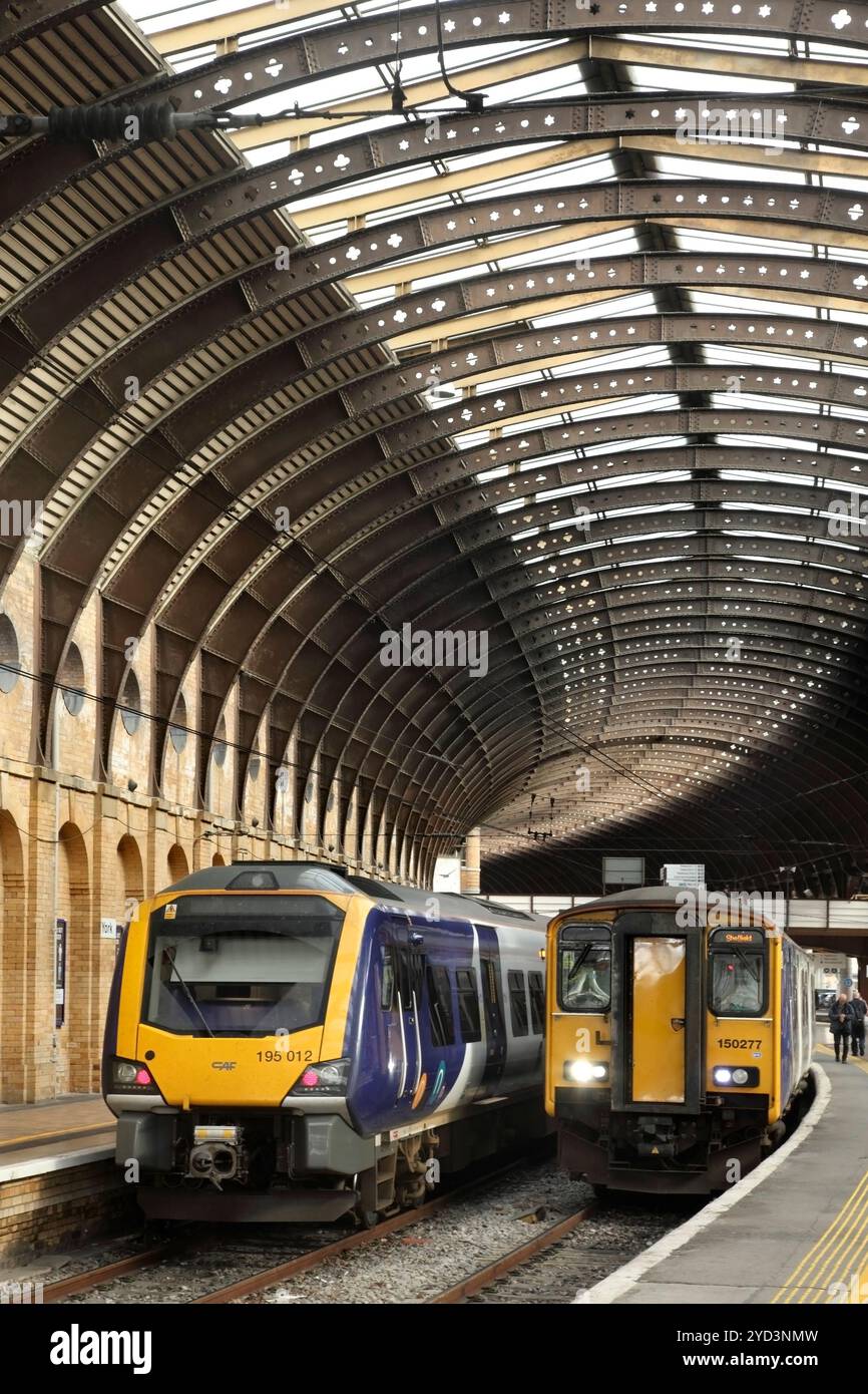 Northern Rail Class 195 Dieseltriebwagen 195012 und Class 150 Nummer 150277, warten am Bahnhof York, Großbritannien. Stockfoto
