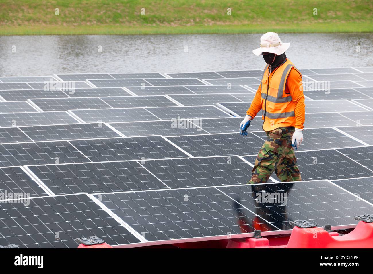 Professional Engineer Service Schwimmendes Sonnenkollektor. Wartung Des Mitarbeiters Reinigung Austausch Des Solarmoduls. Solar-Photovoltaik-Panel-System in Industrie lak Stockfoto