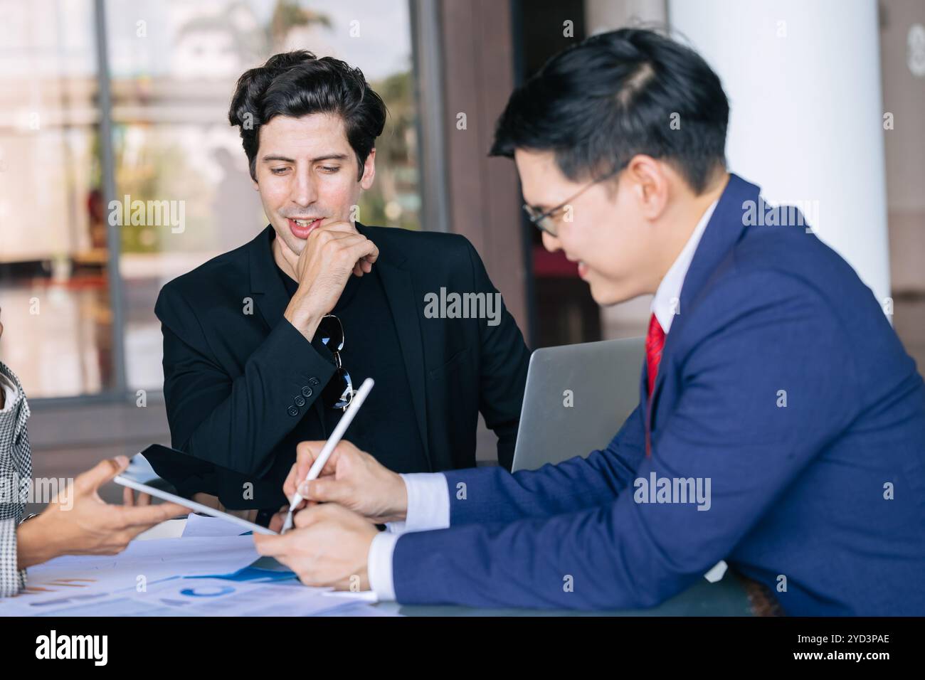 Nahaufnahme Geschäftsmann männliche Hand digitale Unterzeichnung Vertrag. Deal-Projekt auf Tablet für Geschäftsinvestitionen. Ziel- und Erfolgskräfte. Stockfoto