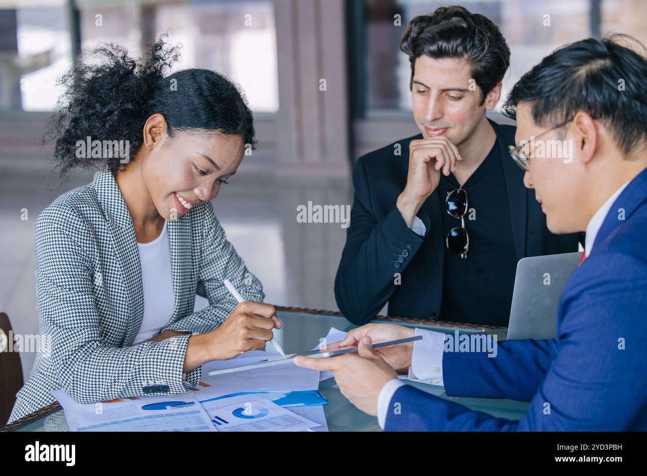 Geschäftsfrauen unterzeichnen digital einen Vertrag für das Projekt „Business Investment Deal“ auf Tablet-Overlay-Zeituhr für präzises Timing-Ziel Stockfoto