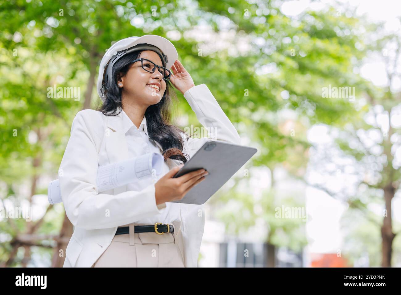 Green Eco Engineer, Public Park Designer. Umweltarchitekt Arbeitsentwurf für umweltverträgliches städtesparendes Energiesparen im modernen urbanen Raum. Stockfoto