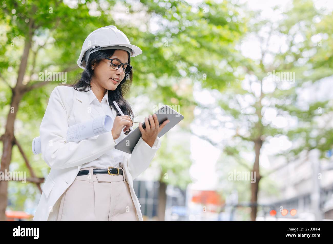 Green Eco Engineer, Public Park Designer. Umweltarchitekt Arbeitsentwurf für umweltverträgliches städtesparendes Energiesparen im modernen urbanen Raum. Stockfoto