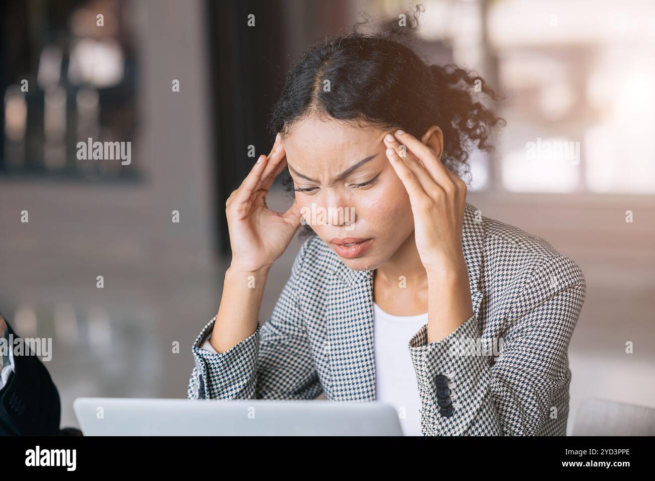 Geschäftsfrauen Stress. Geschäftlicher weiblicher Kopfschmerz schmerzhafter Ausdruck von Migräne. Problem im Büro mit harter Arbeit. Stockfoto