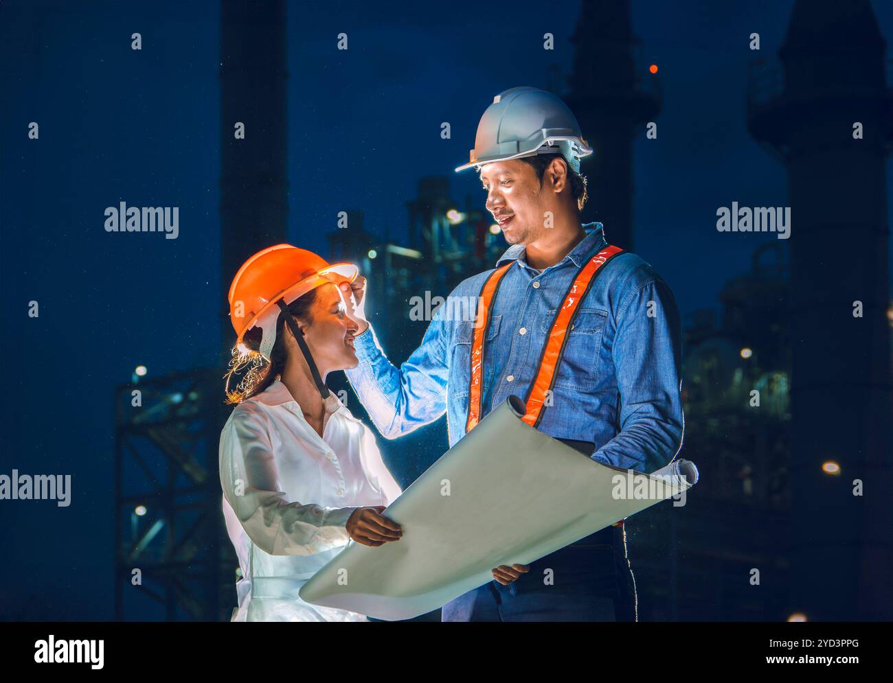 Ingenieur für die Erdölraffinerie, Nachtarbeit. Unterstützung bei der abendlichen Umfrage von Kraftwerksingenieuren im Teamwork. Stockfoto