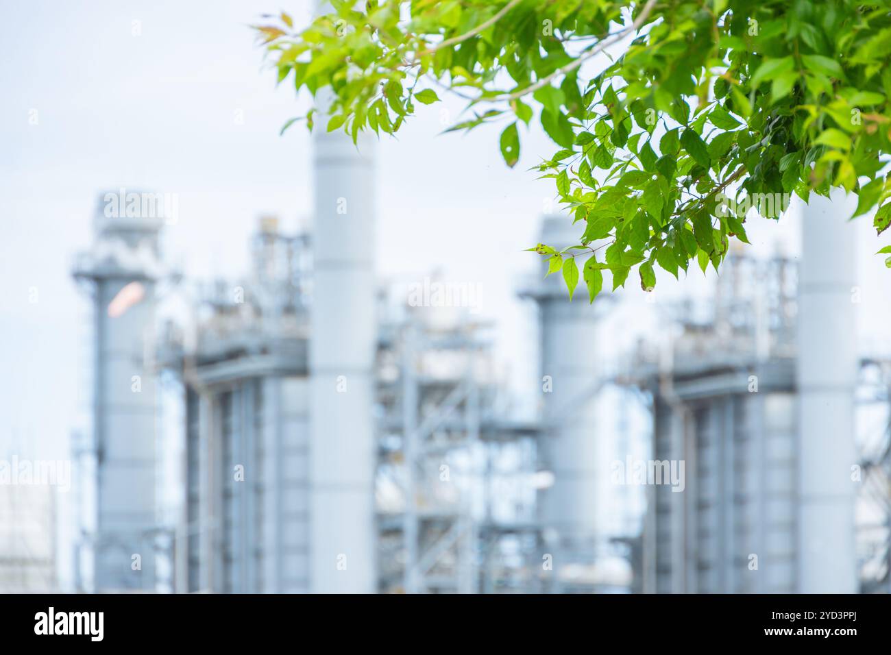 Kraftwerkshintergrund mit Baum. Umweltfreundliche Industrie Öko-Leistung für nachhaltige Energieeinsparung umweltfreundliches Konzept mit niedrigem CO2-Ausstoß. Stockfoto
