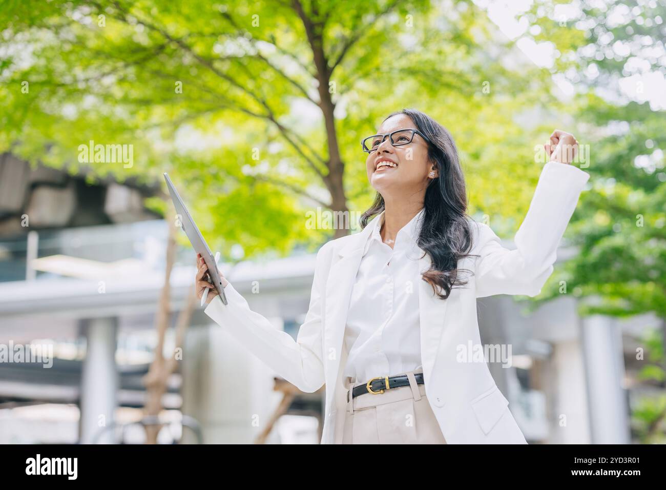 Mitarbeiter, die Erfolge erzielen. Indische Geschäftsleute Happy Hand Rising Working Outdoor Green City Hintergrund. Stockfoto