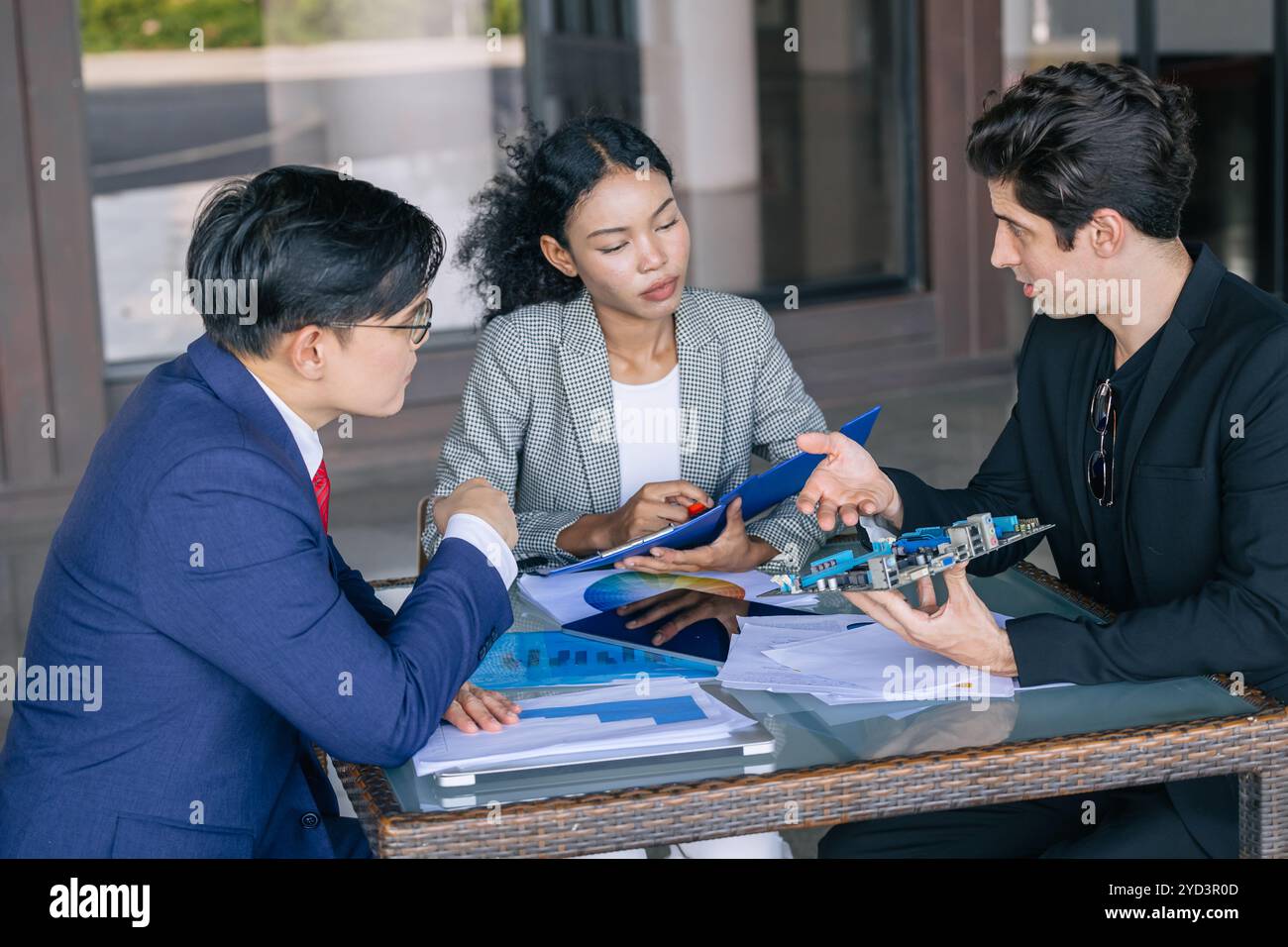 Computerhardware-Techniker treffen sich mit dem Chef. Diskussion des PCB-Designers mit dem Marketingteam über die endgültige Produktentscheidung. Stockfoto