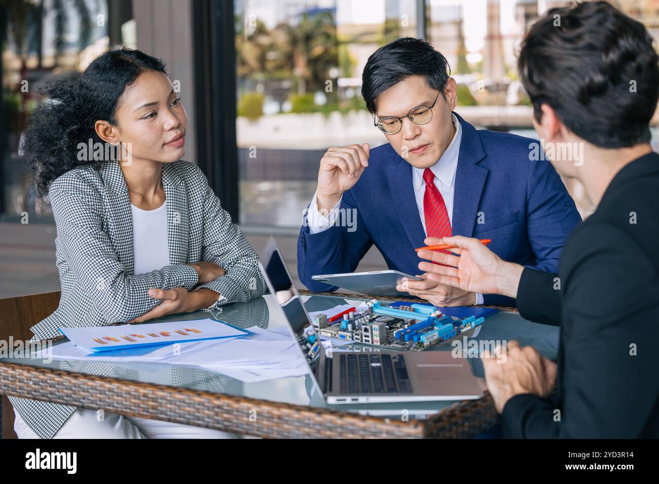 Computerhardware-Techniker treffen sich mit dem Chef. Diskussion des PCB-Designers mit dem Marketingteam über die endgültige Produktentscheidung. Stockfoto