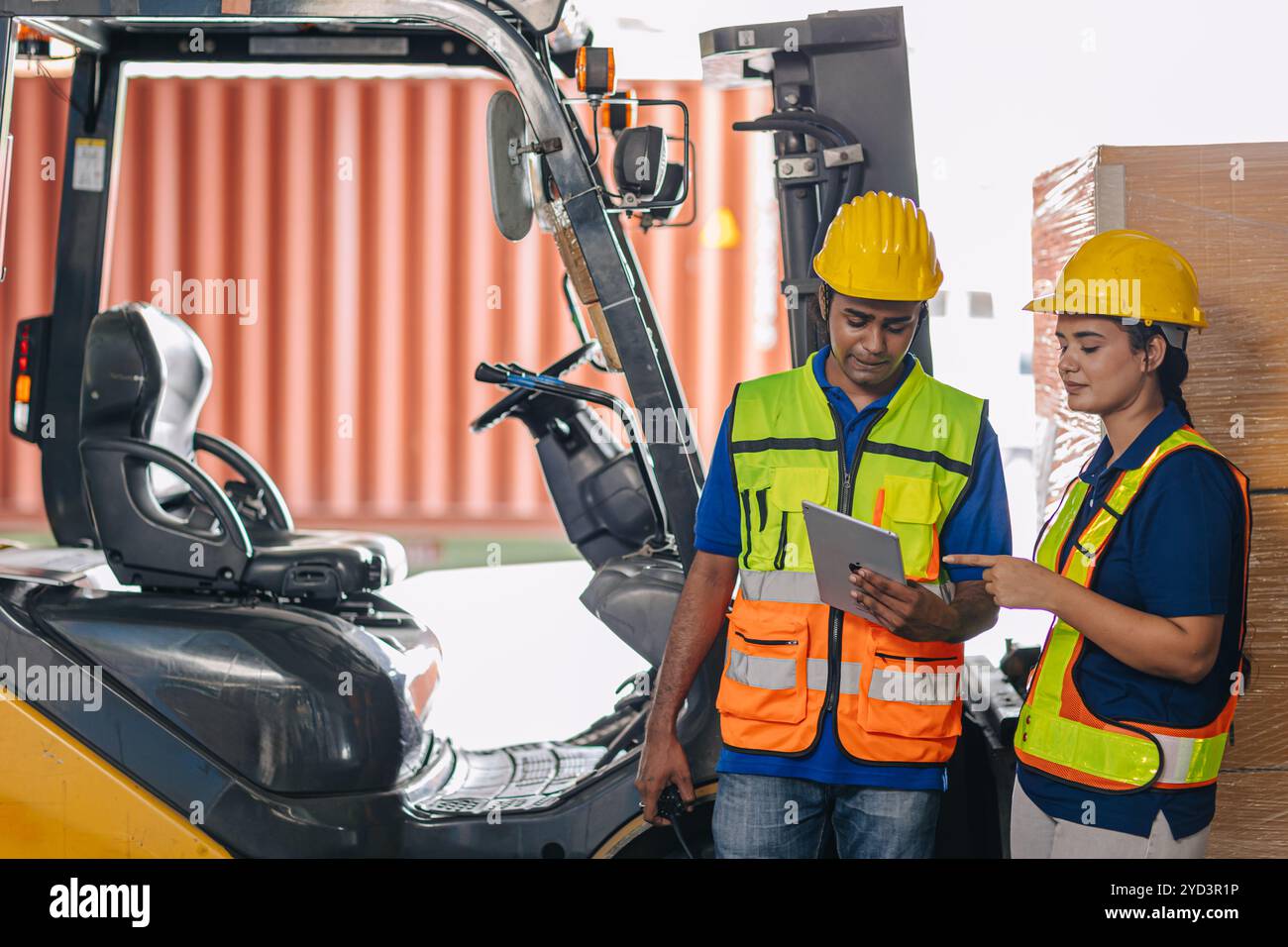 Happy Indian People Team Worker Inventar Gespräche mit Beratung zusammen. Ein Freund des Lagerhauses arbeitet im Frachtlager der Fabrik. Stockfoto