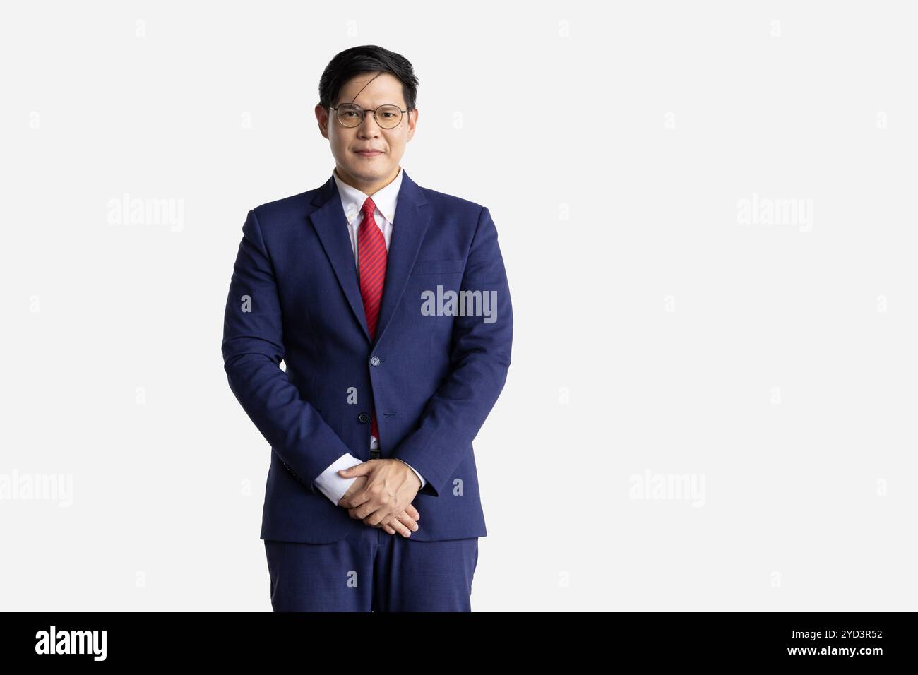 Asiatisches Geschäftsmann-Modell isoliert auf weißem Hintergrund. Kluger Mann im Business-Anzug Ausdruck Think Vision Dream. Stockfoto