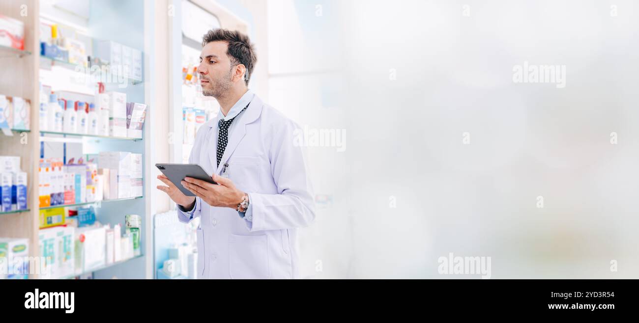 Apotheker arbeitet in der Apotheke Gesundheitsdienst in der Drogerie, professionelle Arzt in der Medizin Shop Gesundheitswesen Wide Space Banner für Werbung. Stockfoto