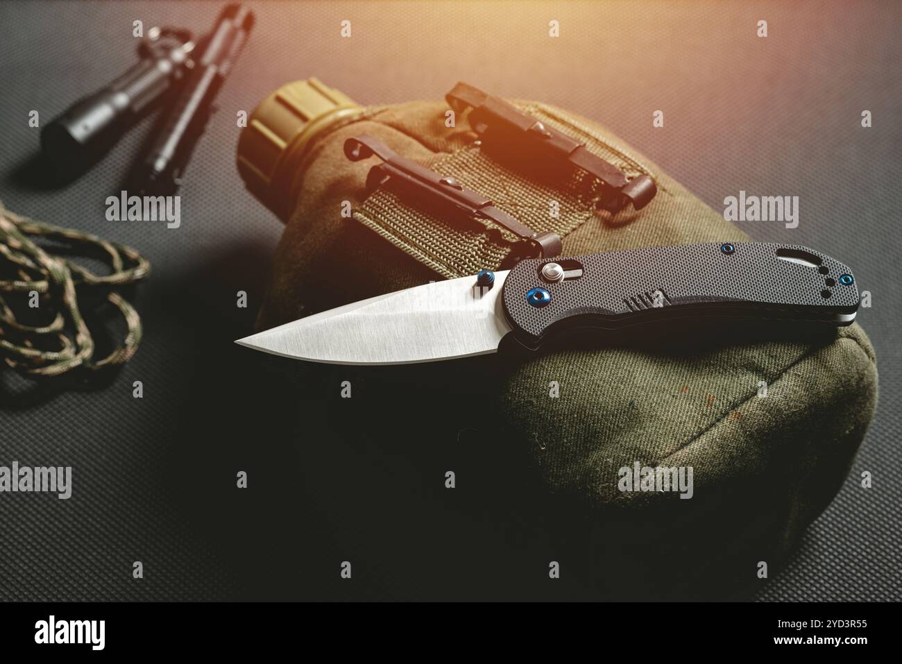 Klappmesser mit Edelstahlklinge und G10-Griff. EDC for MEN-Konzept. Stockfoto