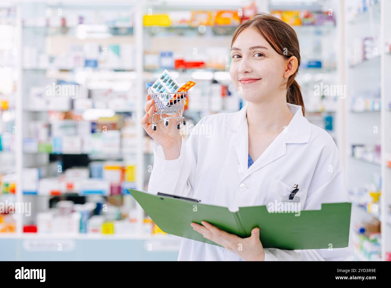 Shopping in Apotheke für Gesundheitswesen, schöne Frauen Apotheker in Medizin Shop. Drogerieservice in der Apotheke. Stockfoto