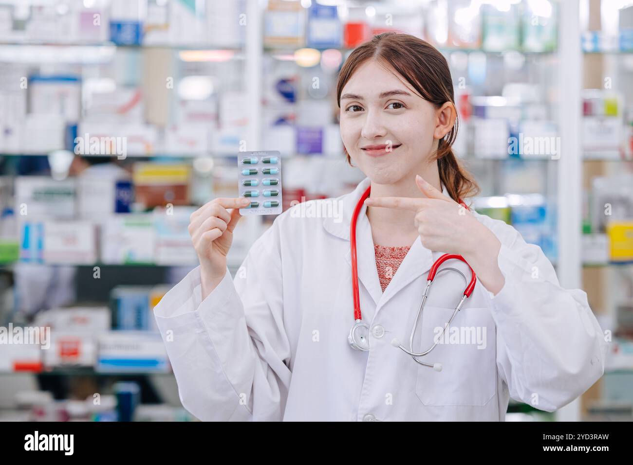 Glücklicher Apotheker glückliches Lächeln in Drogerie Hand Punkt fördern Essen Medizin Vitamin für die Gesundheit, Medikamente Gesundheit Problem. Stockfoto