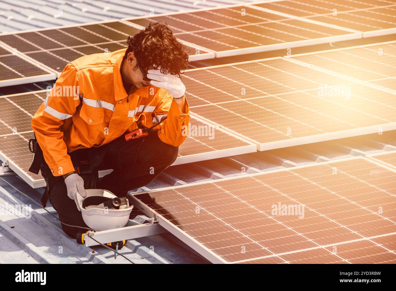 Outdoor-Arbeiter fühlen sich schwindlig ohnmächtig von heißem Wetter, müde erschöpft von Überhitzung Umwelt Gesundheit Problem gefährlich bei der Arbeit Stockfoto