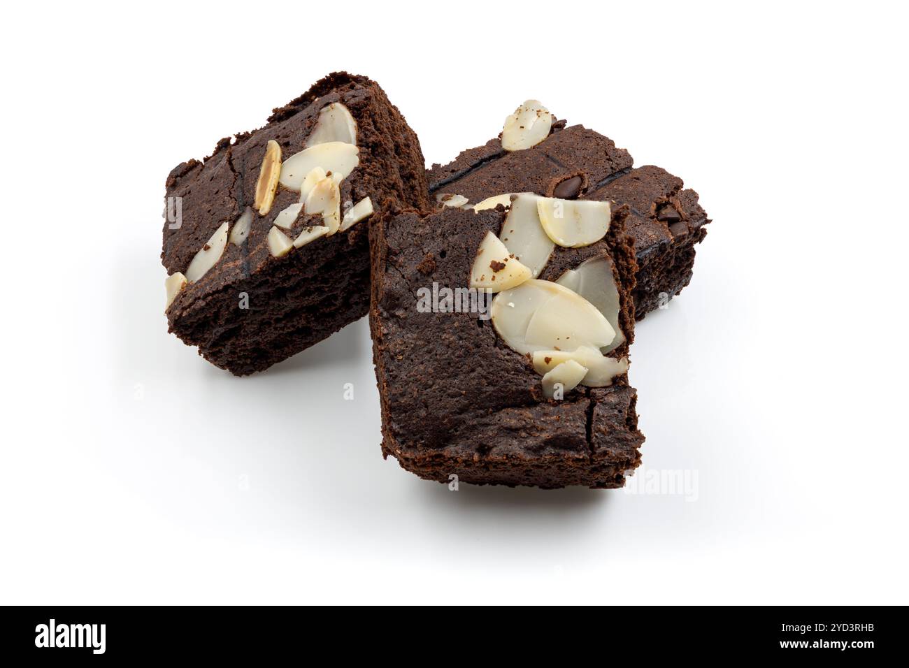 Brownie-Schokoladenkuchen mit Mandelchips. Dunkle Schokolade knuspriger Cracker köstliches süßes Dessert isoliert auf weißem Hintergrund High Detail Food Foto Stockfoto