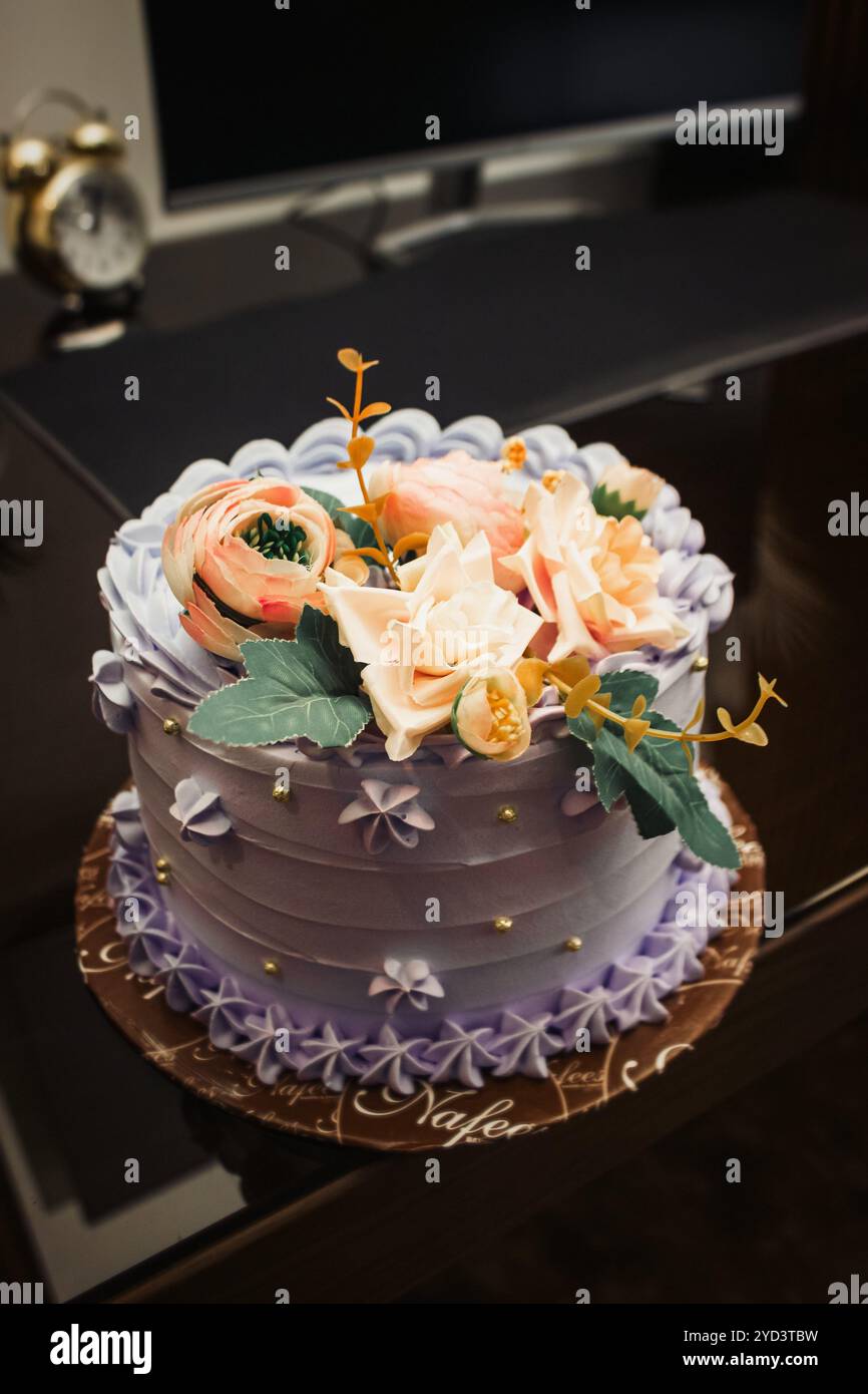 Eleganter Kuchen in Herzform mit Blumenmuster – perfekt für Jahrestage, Hochzeiten, Geburtstage und besondere Anlässe | cremige Layers & atemberaubendes Peach to Stockfoto