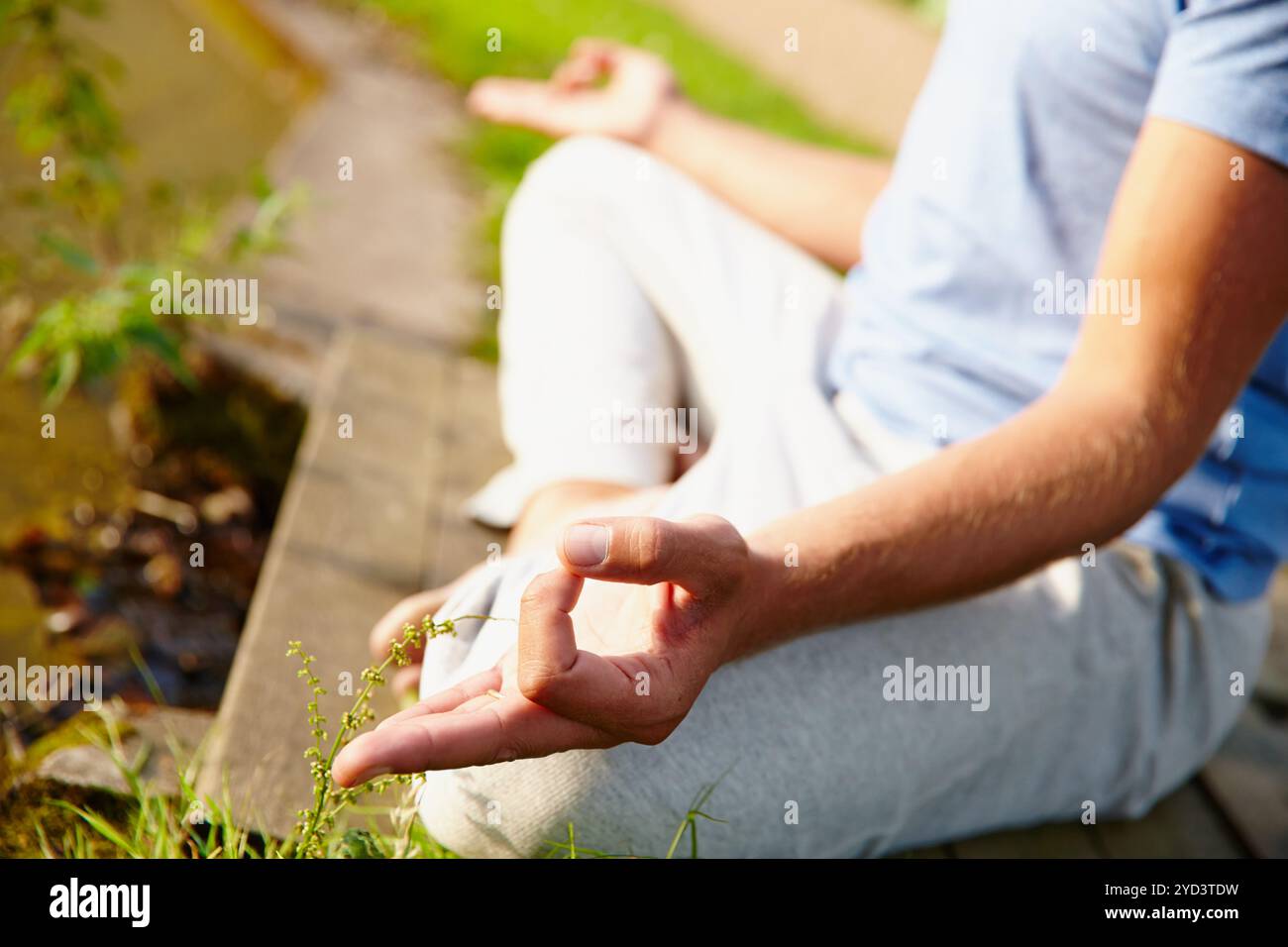 Mann, draußen und Hände für Lotus-Yoga-Position, Meditation und Achtsamkeit für heilendes Chakra. Männliche Person, Natur und ganzheitliche Pose für spirituelles Stockfoto