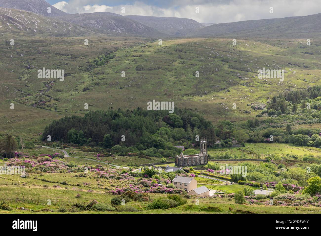 Die verlassene Dunlewey Church befindet sich in einem ruhigen Tal im County Donegal, Irland, inmitten grüner Hügel und farbenfroher Rhododendrons Stockfoto