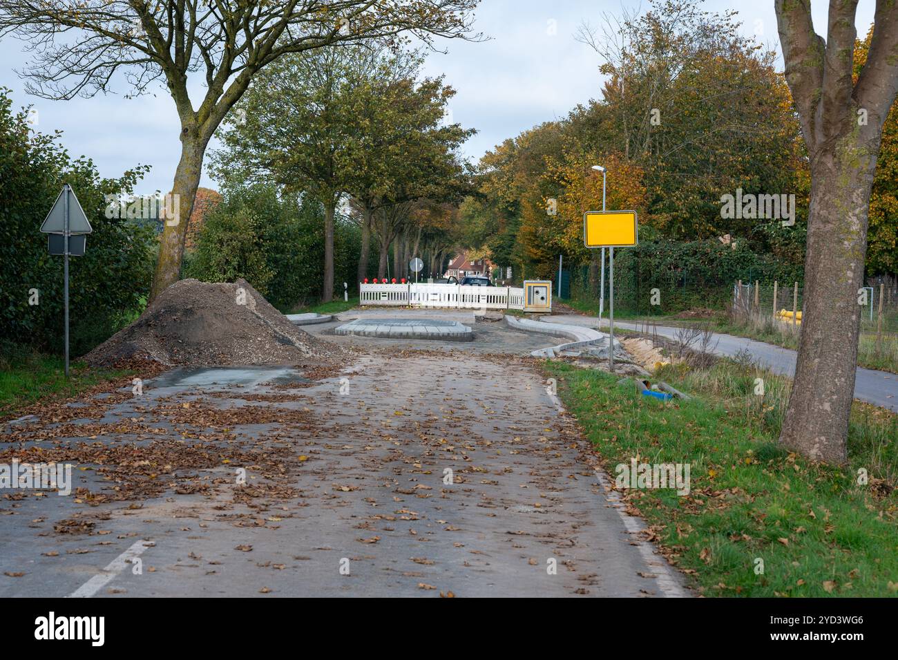 Asphalt, Baggerlader, Gebäude, Gebäude - Tätigkeit, Bau, Baustelle, Steuerung, Landstraße, Gefahr, Fahren, Fahrerbewusstsein, Technik, Stockfoto