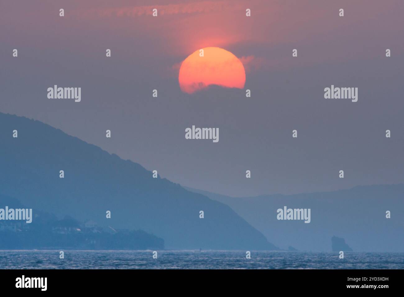 Sonnenaufgang über Seaton, gesehen vom Plaidy Beach in der Nähe von Looe, Crnwall, Großbritannien, September. Stockfoto