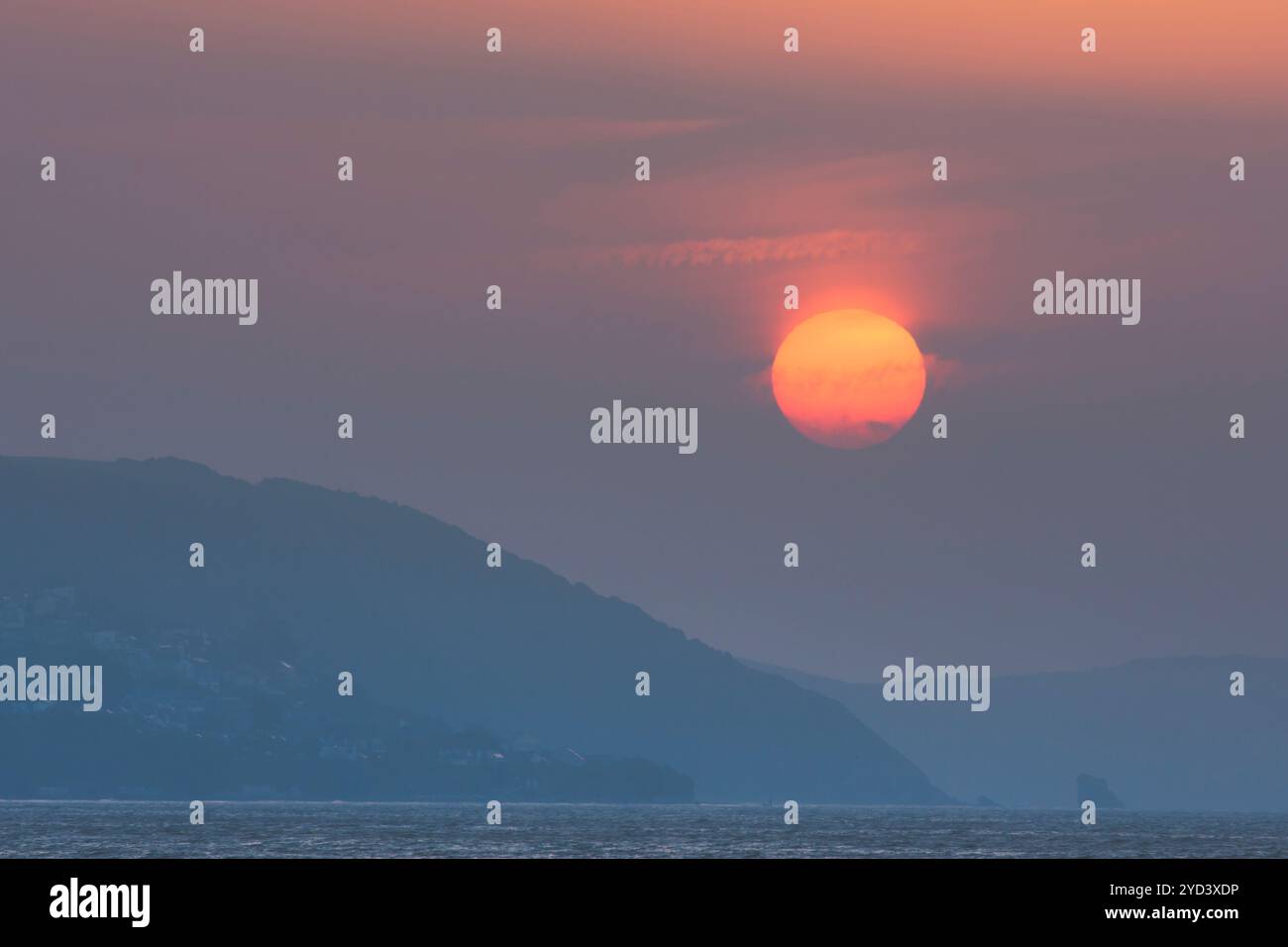 Sonnenaufgang über Seaton, gesehen vom Plaidy Beach in der Nähe von Looe, Crnwall, Großbritannien, September. Stockfoto