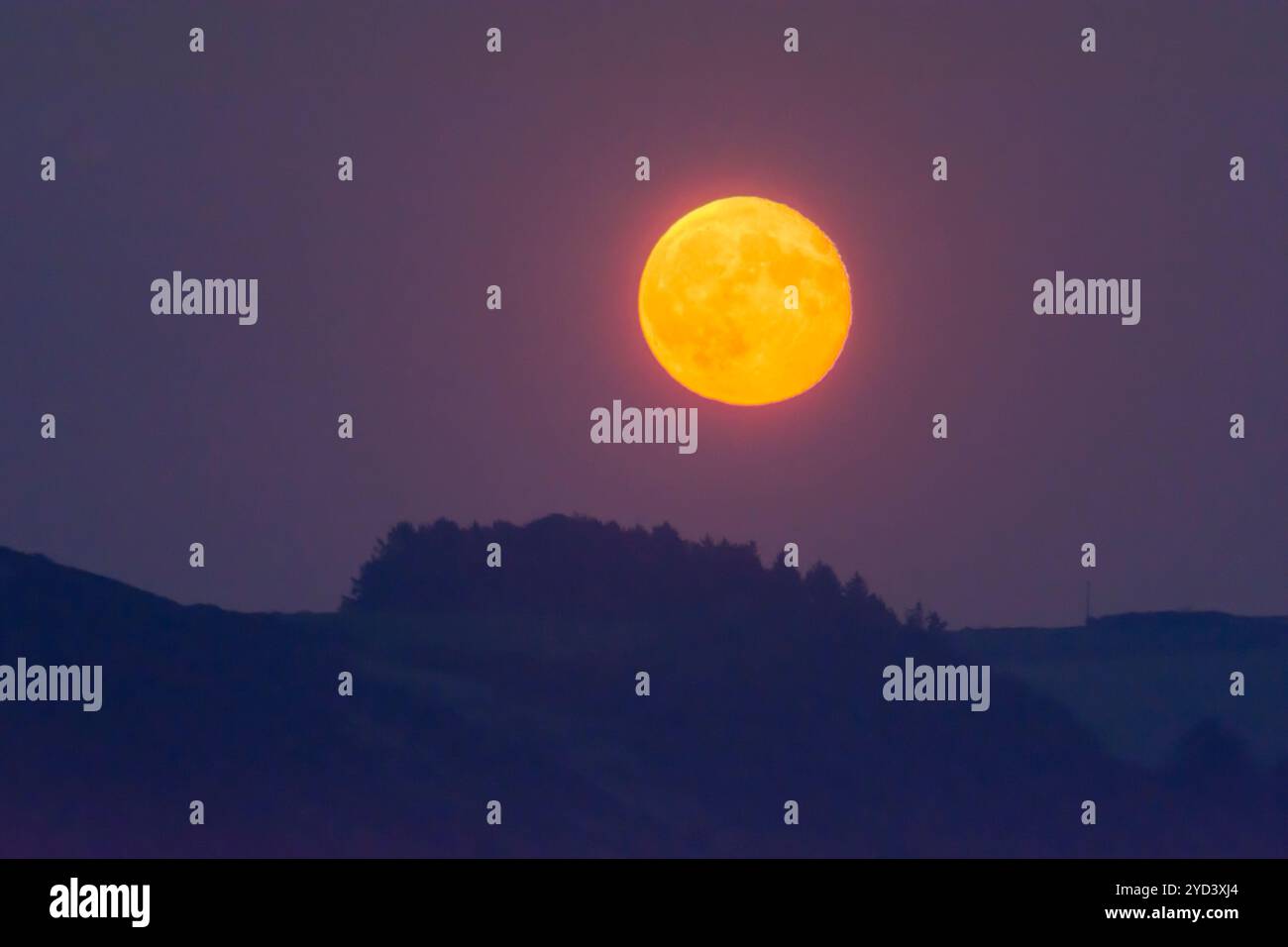 Teleobjektiv großer Sonnenaufgang über Seaton vom Plaidy Beach in der Nähe von Looe, Cornwall, Großbritannien, September. Stockfoto