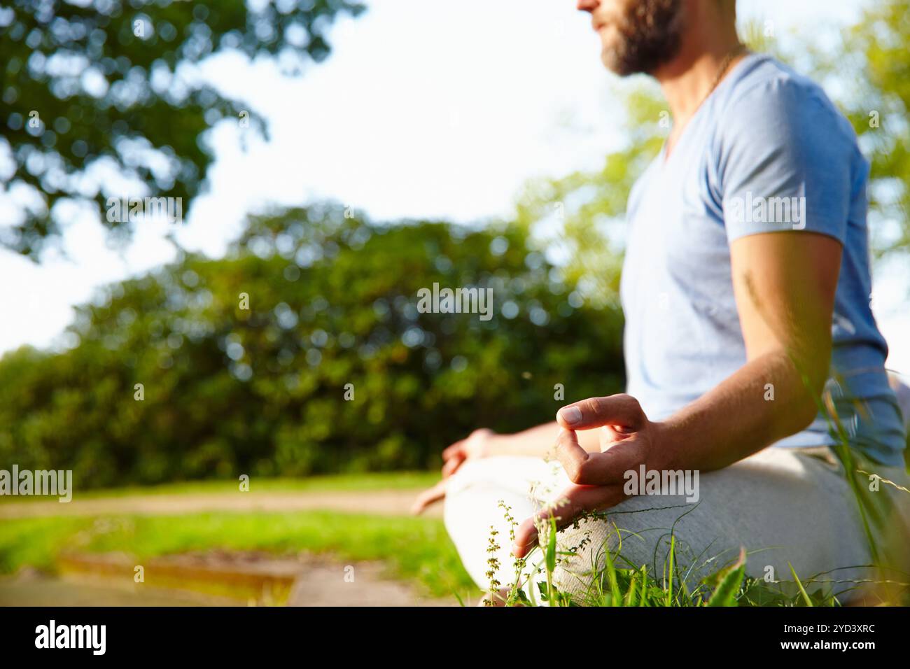Mann, Outdoor und Hände üben Yoga, Meditation und Achtsamkeit für das Heilen von Chakra. Männliche Person, Lotusposition und ganzheitliche Pose für spirituelles Stockfoto