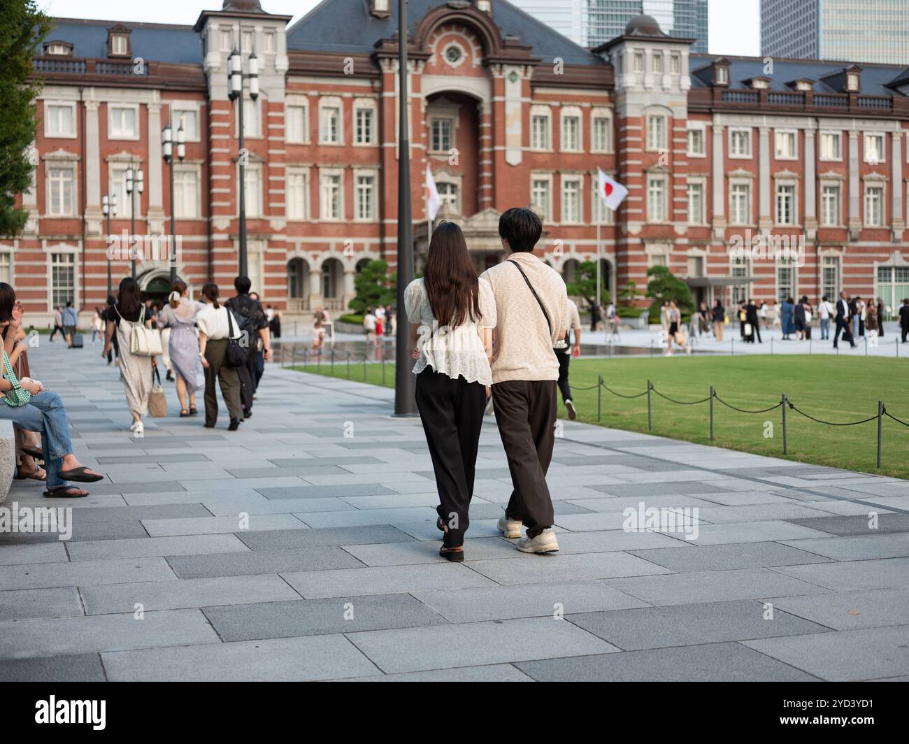 Ein paar Gehminuten zum Eingang zum Bahnhof Tokio in Tokio, Japan. Stockfoto