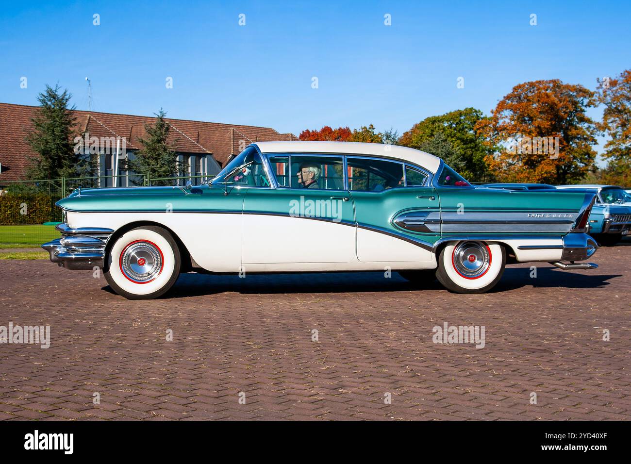 1958 Buick Super Oldtimer fährt vom Parkplatz bei Autotron. Rosmalen, Niederlande - 15. Oktober 2011 Stockfoto