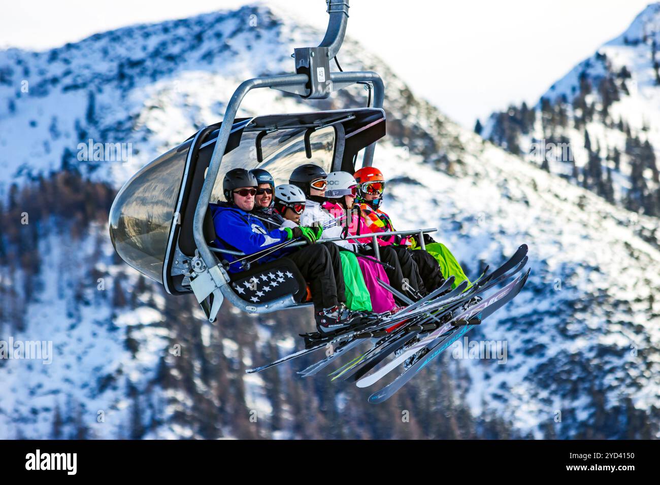 Skifahrer mit dem Skilift zu einer Piste in den Österreichischen Alpen. Diese Pisten sind Teil des Ski Armada Netzes, der größten Europas. Flachau, Österreich - 2. Dezember Stockfoto