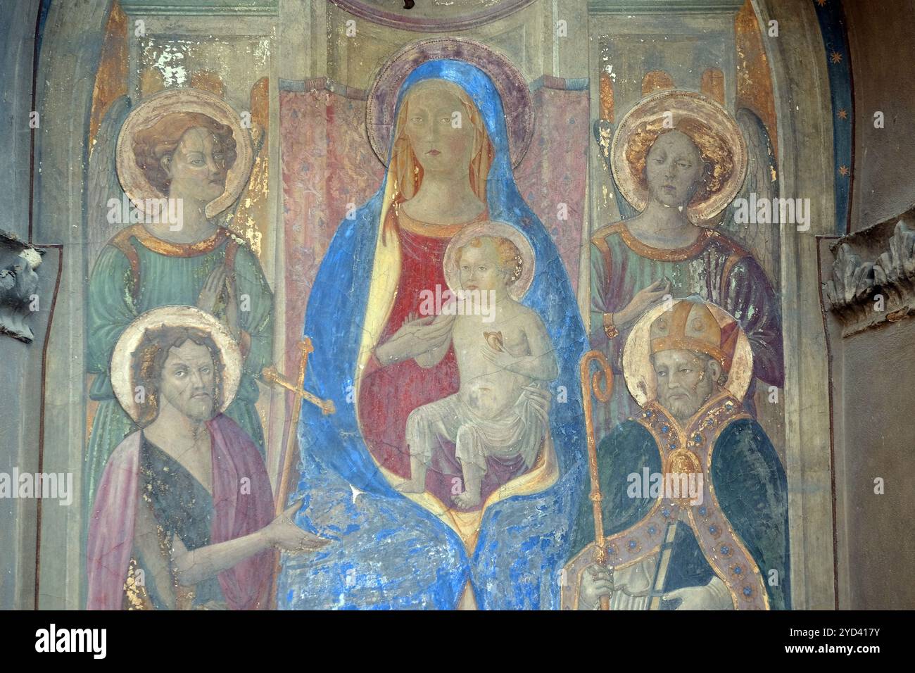 Thronende Madonna mit Heiligen und Engel, Fresko von Francesco Fiorentino, Ecke Via della Scala und der Piazza Santa Maria Novella, in 1420, in Florence. Stockfoto