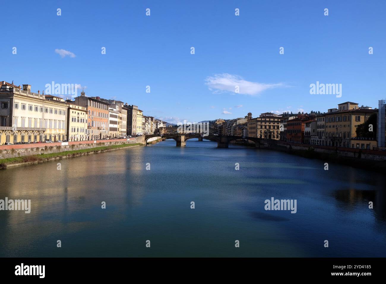 Gebäude auf den Fluss Arno in Florenz, Toskana, Italien vor Stockfoto