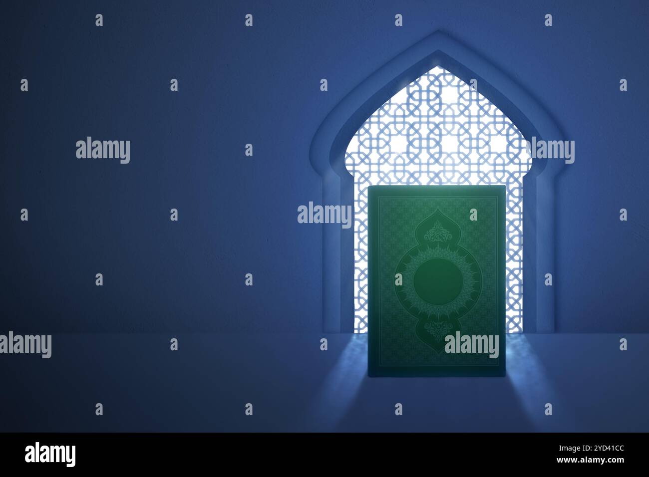 Das heilige Buch des Al Quran sitzt mit einem Moscheefenster auf dem Hintergrund. Muslimisches heiliges Buch. Konzept der islamischen Religion, Ramadan kareem oder Eid Al Fitr Stockfoto