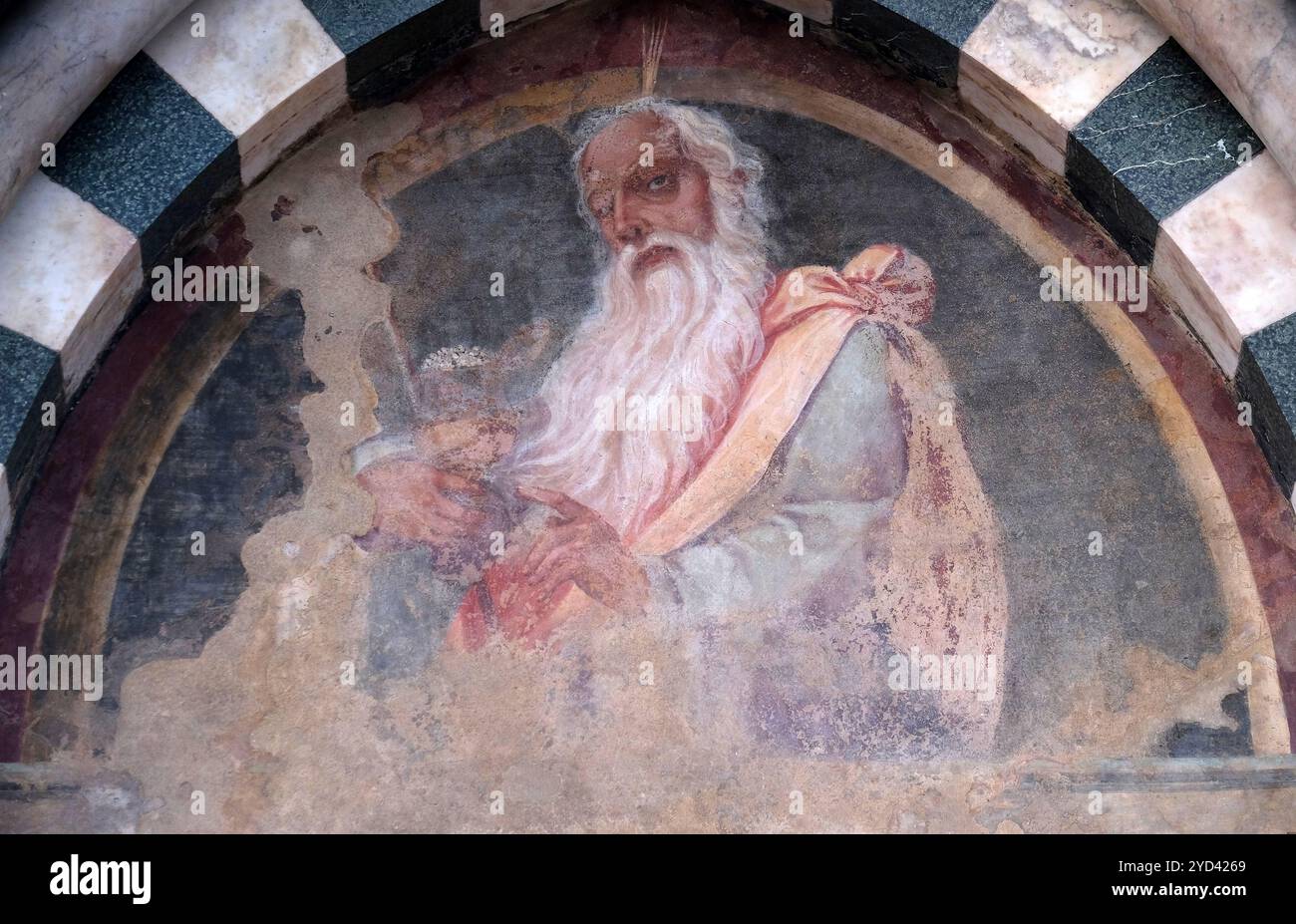 Die Lünette einer der Seitentüren zeigt Aaron, Detail der Fassade der Kirche Santa Maria Novella in Florenz, Ita Stockfoto