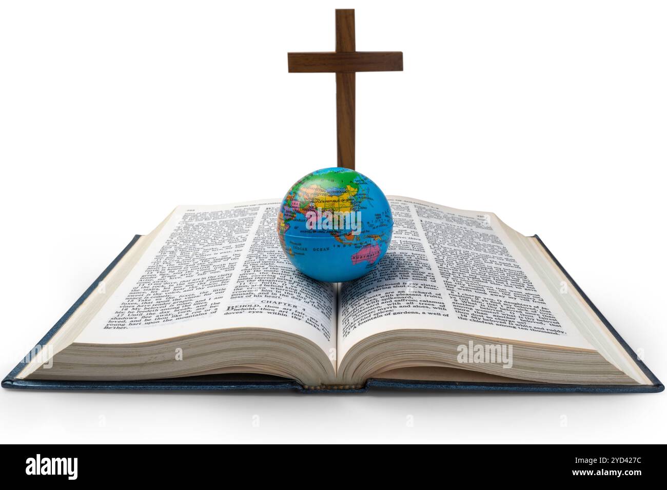 Religion kreuzt und eröffnete Buch der Heiligen Bibel mit Globus. Es liegt auf weißem Hintergrund. Symbol des Glaubens und der Anbetung in Gott. Religiös-christlicher ser Stockfoto