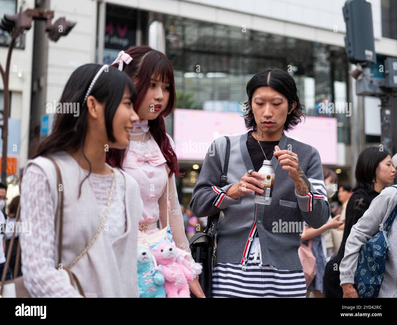 Menschen, die die Straße im Bezirk Akihabara in Tokio überqueren. Stockfoto