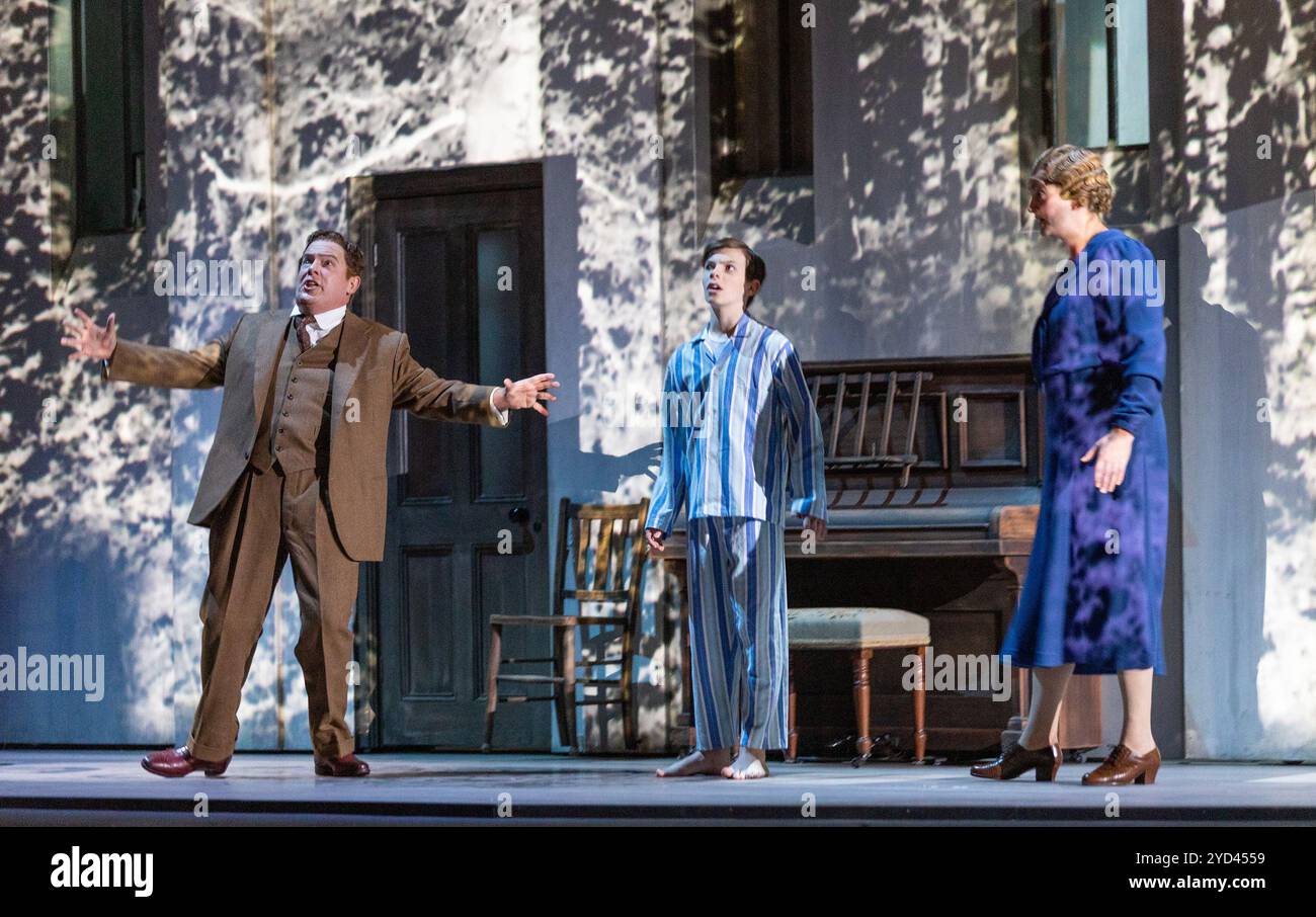 l-r: Robert Murray (Peter Quint), Jerry Louth (Meilen), Eleanor Dennis (Miss Jessel) in DER REIHE DER SCHRAUBE an der English National Opera (ENO), London Coliseum, London WC2 11/10/2024 Musik: Benjamin Britten Libretto: Myfanwy Piper nach Henry James Dirigent: Duncan Ward Beleuchtung: Paul Anderson Projektionsdesign: Jon Driscoll Designer & Regisseur: Isabella Bywater Stockfoto