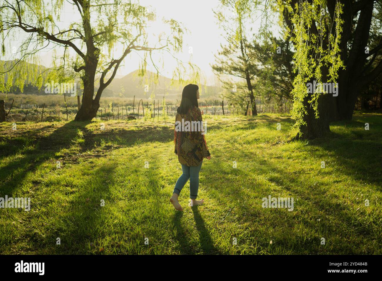 Frau, die bei Sonnenuntergang im Park läuft Stockfoto