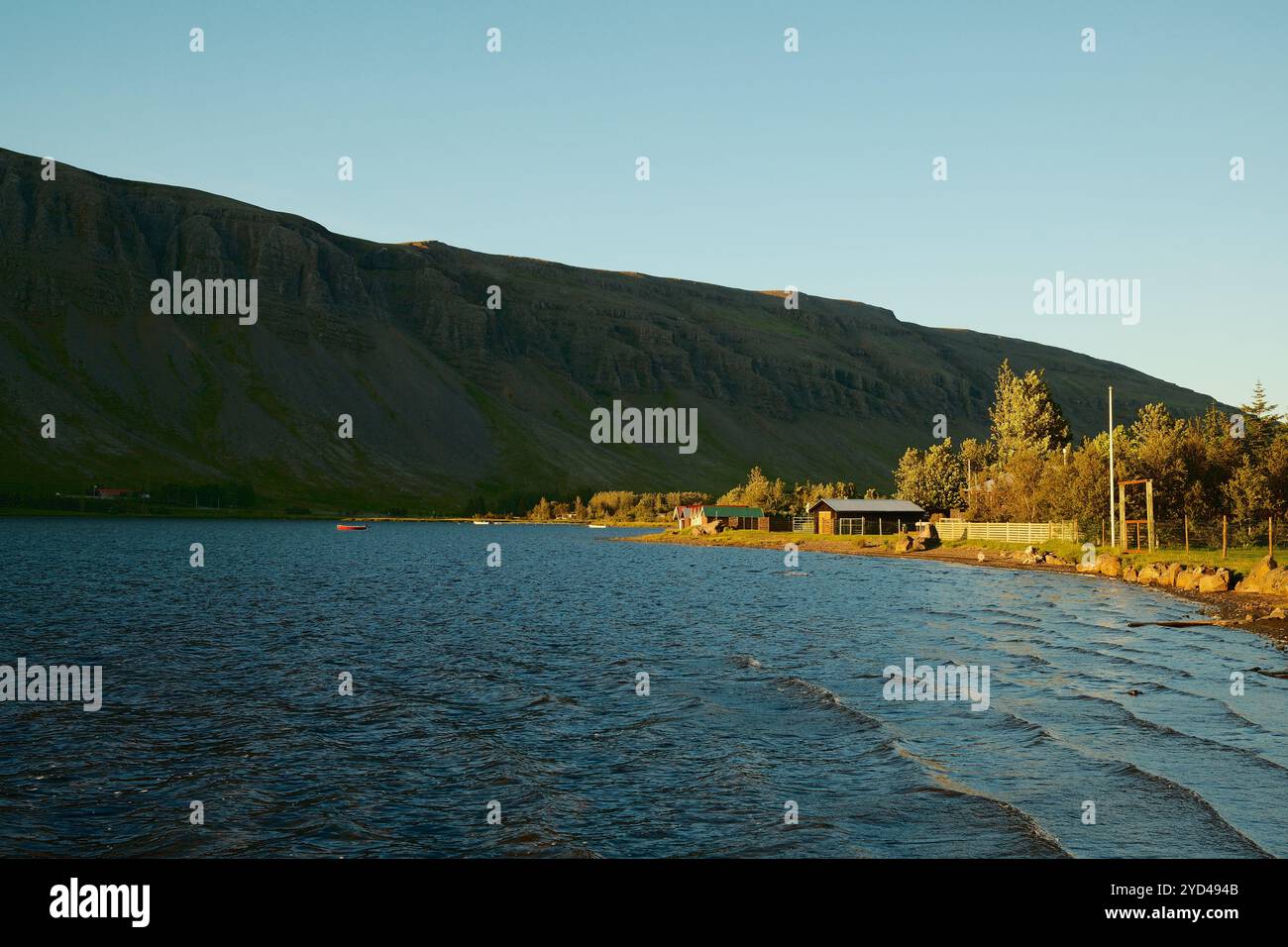 Kleines Dorf an der Küste des Sees in der Sonnenuntergangszeit Stockfoto