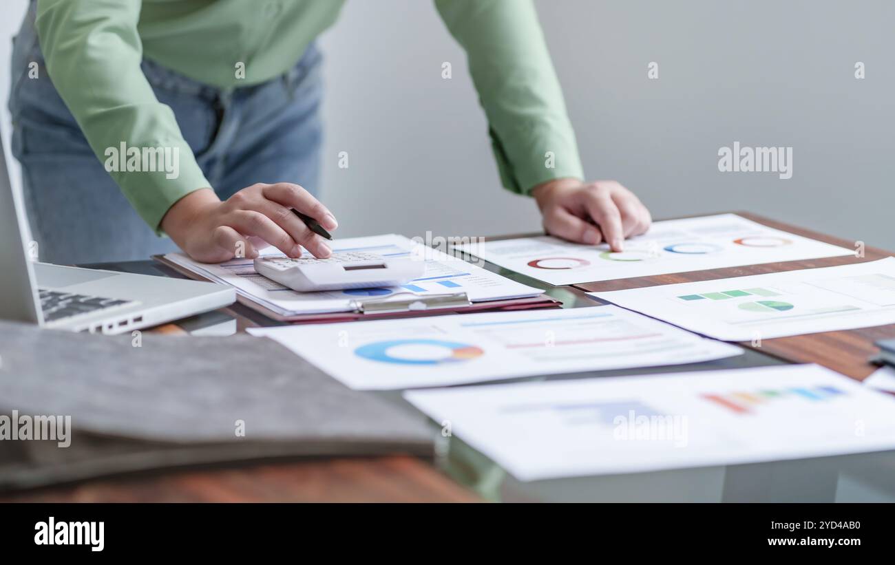 Close Up Millennial selbstbewusste Frau, die im kreativen Büro arbeitet. Stockfoto