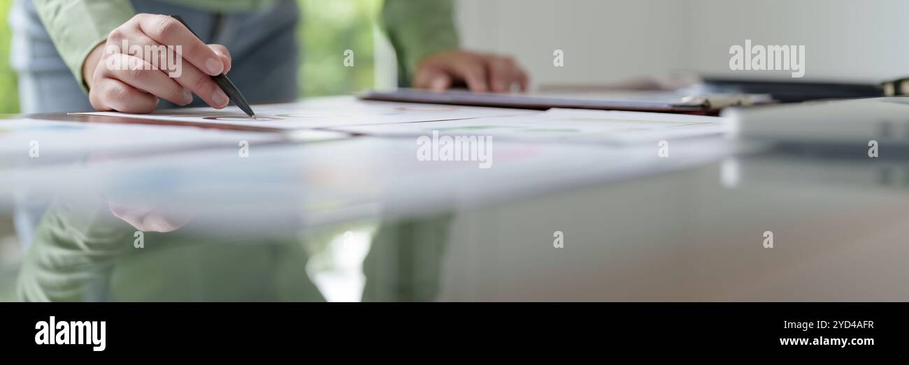 Close Up Millennial selbstbewusste Frau, die im kreativen Büro arbeitet. Stockfoto