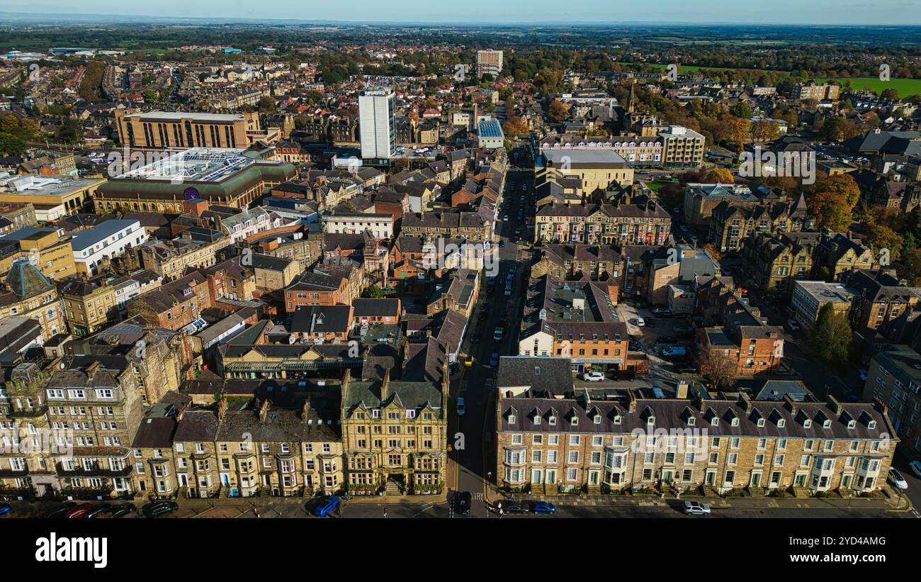 Blick aus der Vogelperspektive auf eine geschäftige Stadt mit historischer und moderner Architektur Stockfoto