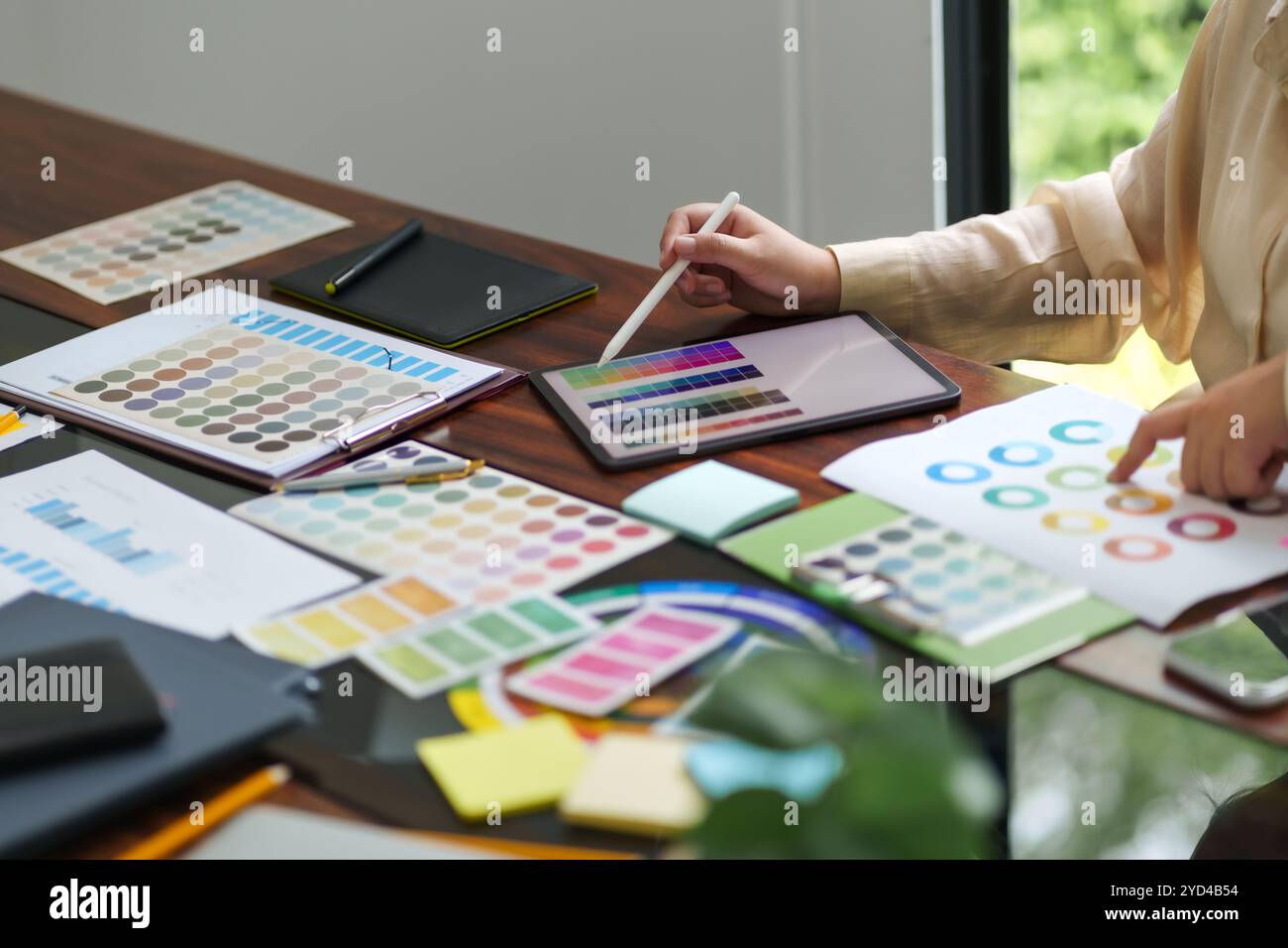 Startup Architect kreativer Designer, der im Büro mit neuen Projektideen arbeitet. Stockfoto
