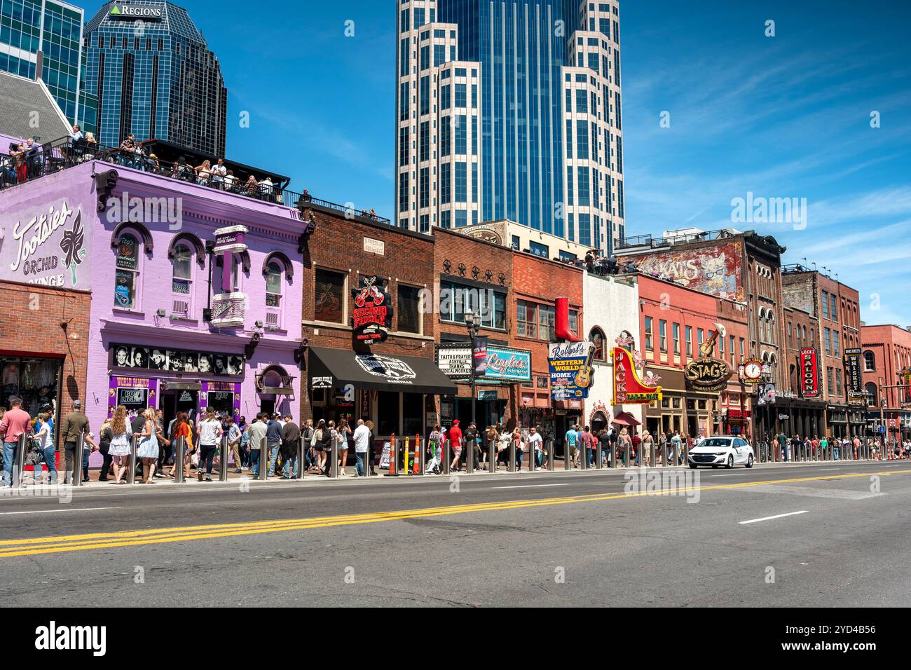 Die Leute in Nashville Tennessee, USA, laufen entlang der Broadway Street Stockfoto