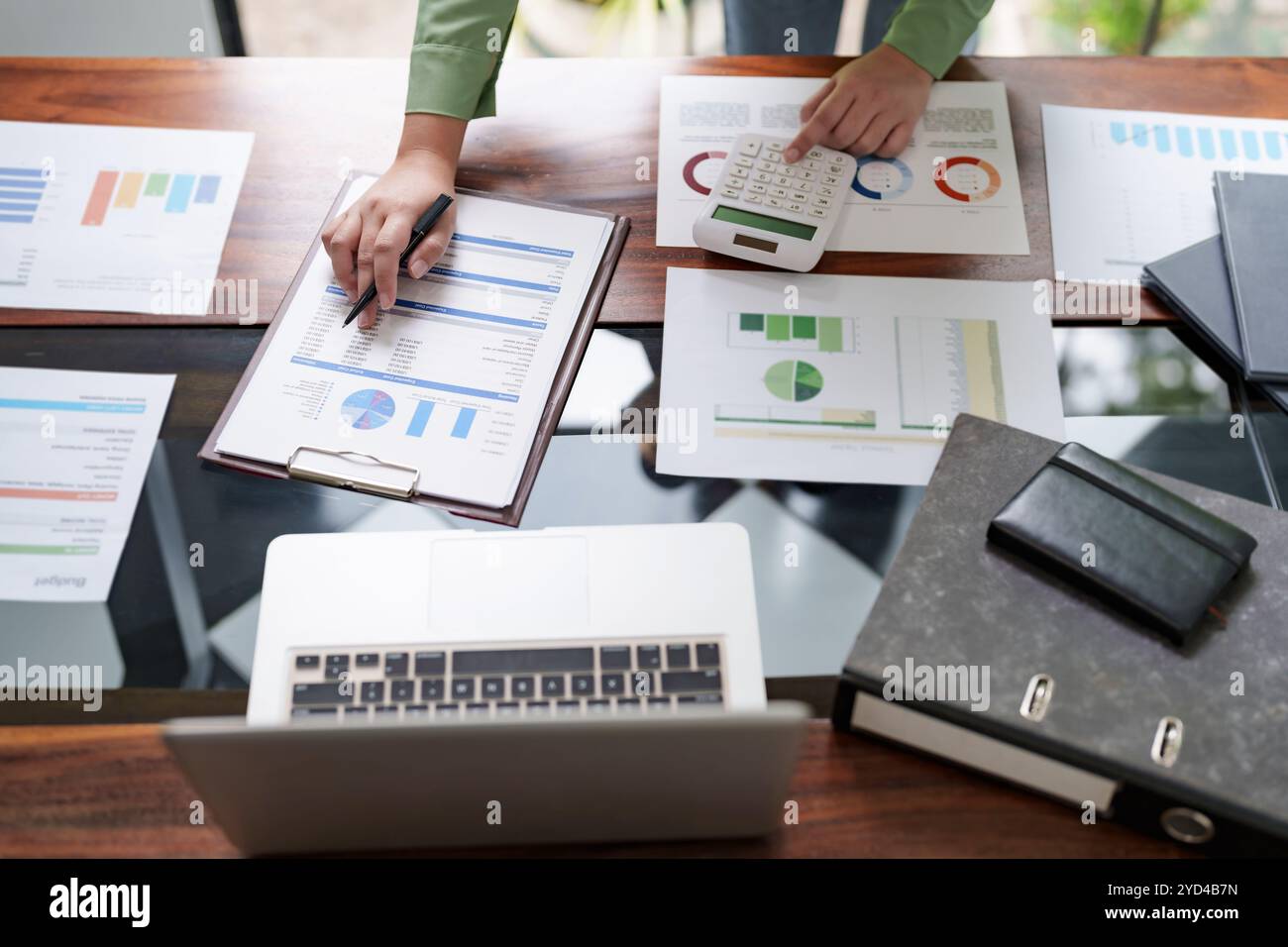 Close Up Millennial selbstbewusste Frau, die im kreativen Büro arbeitet. Stockfoto