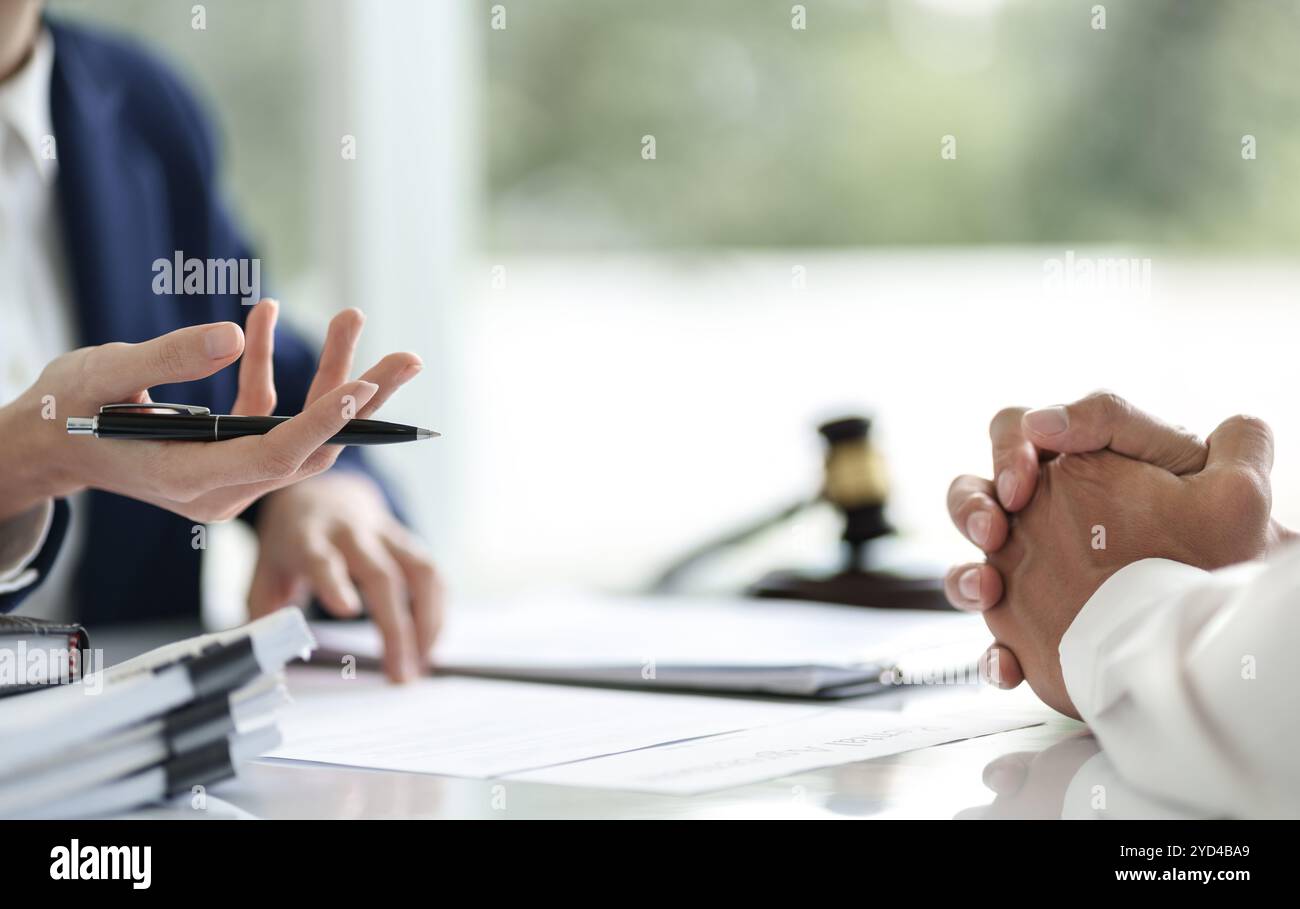 Anwalts- und Mandantenverhandlungen in der Rechtsberatung. Stockfoto