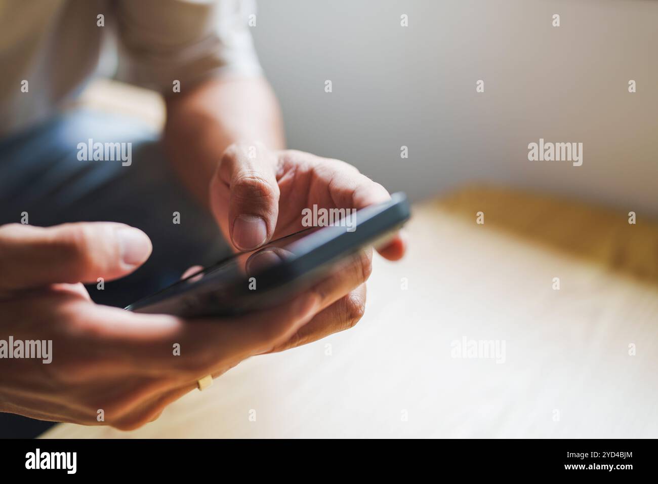 Nahaufnahme einer Person, die sich ein Mobiltelefon anschaut, Online-Sozialsüchtiger. Stockfoto