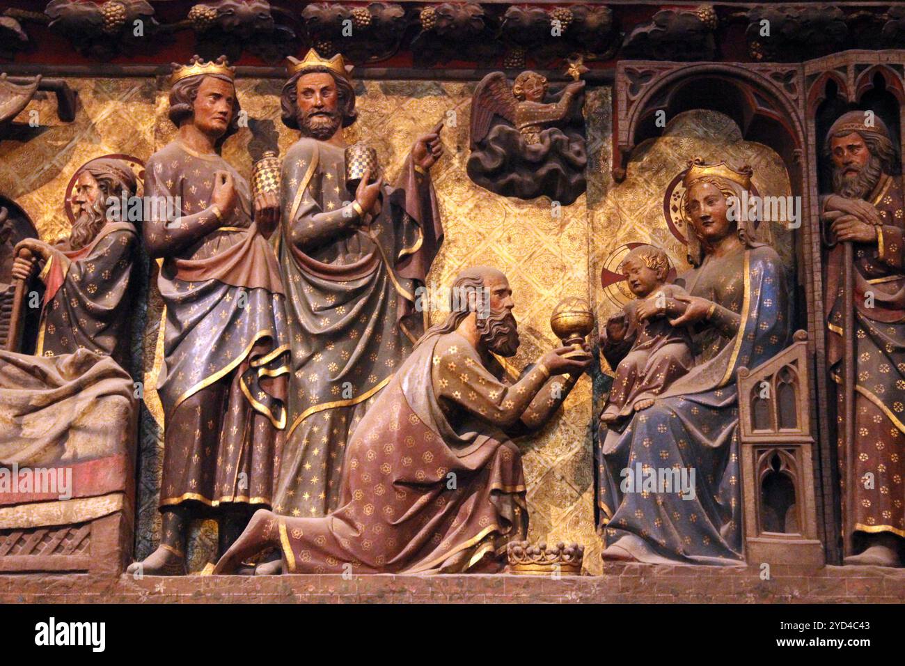 Anbetung der Könige, geschnitzter und gemalter Fries in der Kathedrale Notre Dame in Paris, Frankreich Stockfoto