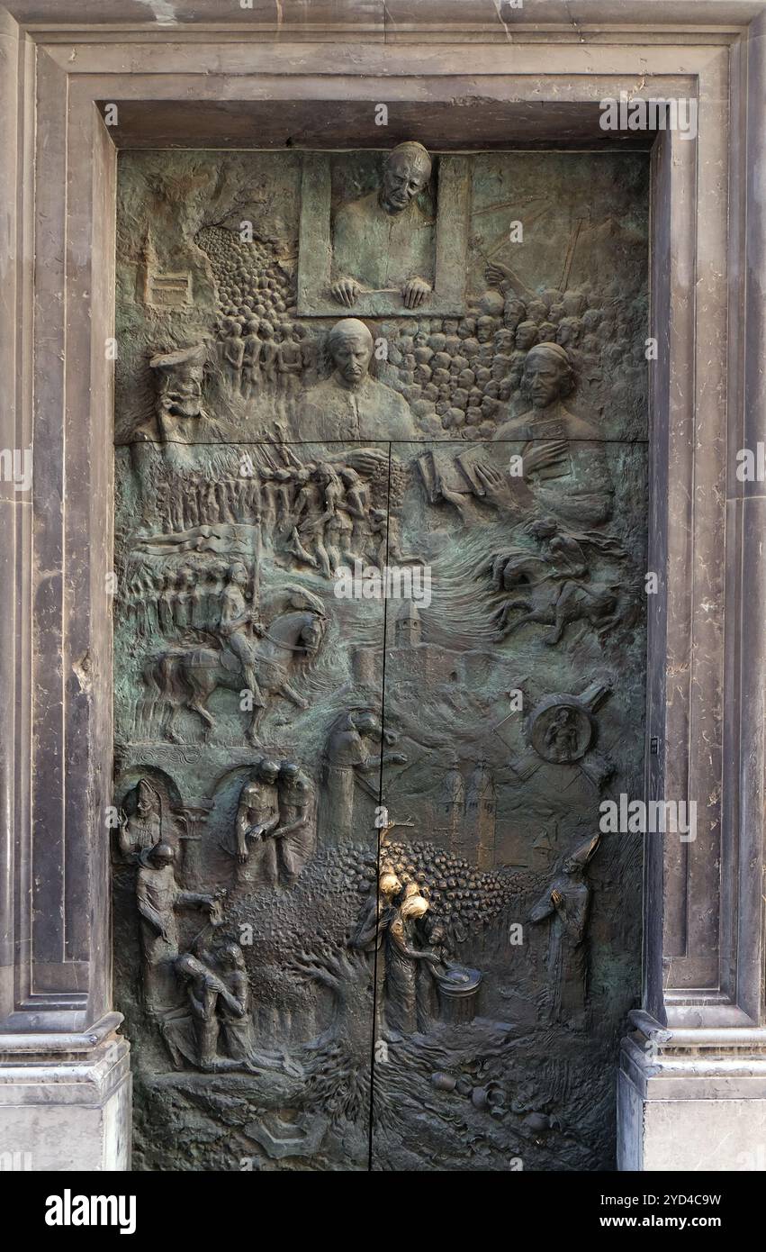 Bronzetür auf die Kathedrale St. Nikolaus in Ljubljana, Slowenien Stockfoto